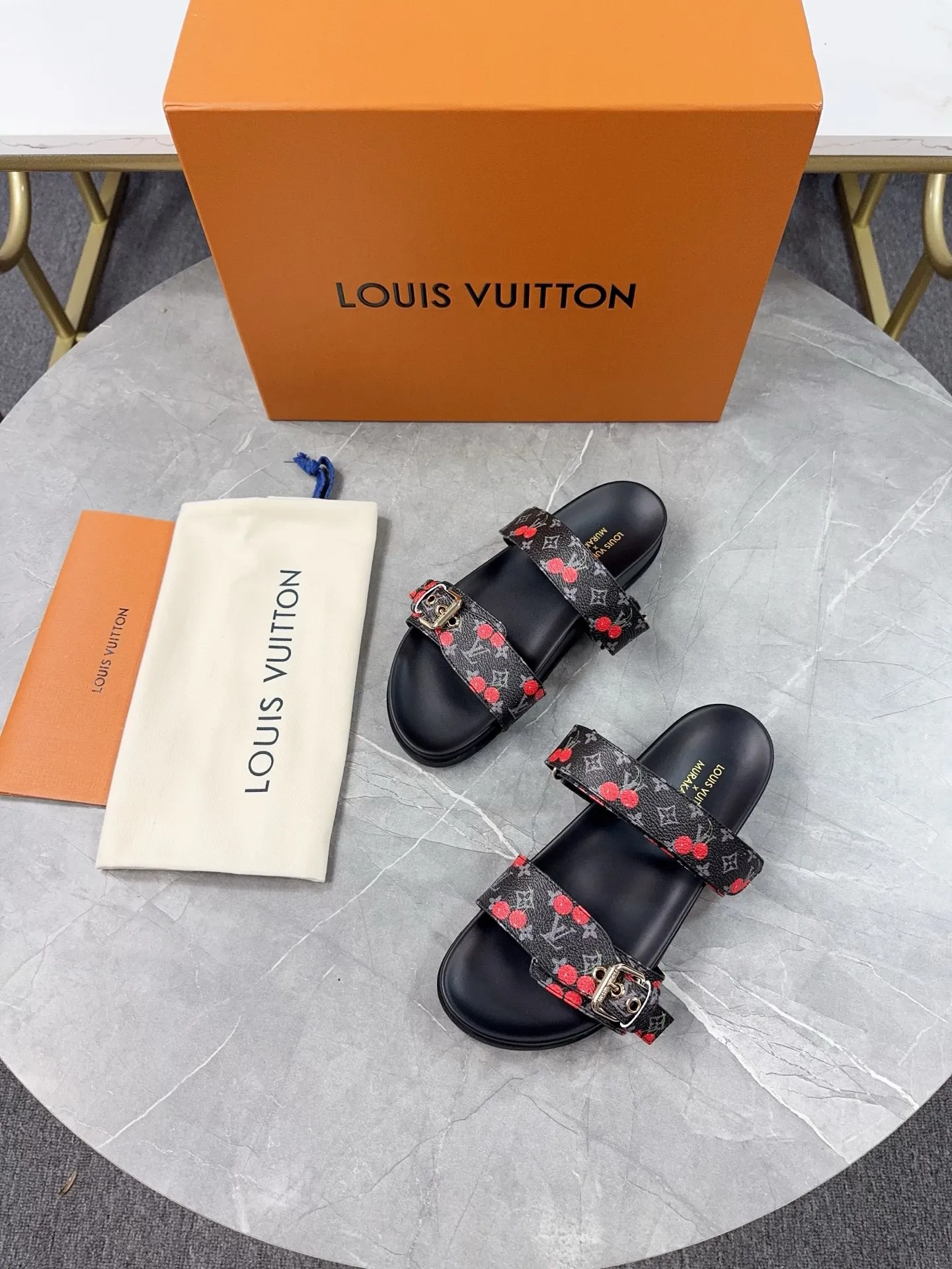 👟👟Ex-factory price 400👟👟 LV2025 spring and summer new slippers🌟The belt buckle is adjustable and elastic design, full of beach style, original molded LV metal logo decoration, fashionable and beautiful, super versatile🤳🏻Cow leather upper/custom imported jacquard fabric/original old flower leather material, water-dyed sheepskin lining (water platform + rubber sole) three-layer combination outsole 🔶Size: Female 35-43 Male: 38-46